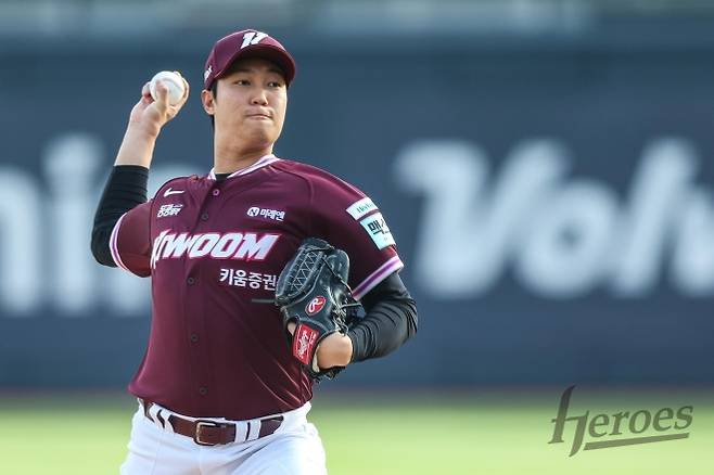 안우진(키움 히어로즈)이 지난 18일 경기 수원 케이티 위즈 파크에서 열린 2026 KBO리그 키움과 kt 위즈의 경기에 선발로 나서 투구하고 있다. ﻿  키움 히어로즈 제공