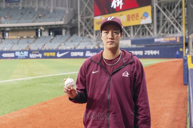 키움 히어로즈 안우진이 지난 25일 서울 고척돔에서 공을 던질 때 그립을 잡은 채 사진을 찍고 있다. 류재민 기자