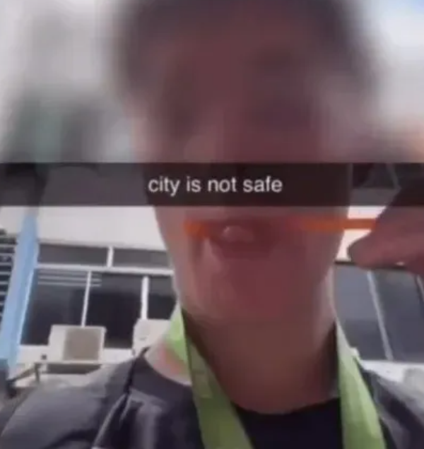 싱가포르의 한 오렌지주스 자판기에서 빨대를 핥은 뒤 다시 제자리에 놓는 ‘무개념’ 장난을 치고 이를 자신의 소셜미디어(SNS)에 올린 프랑스 출신 유학생이 현지 법정에 서게 됐다. 인스타그램