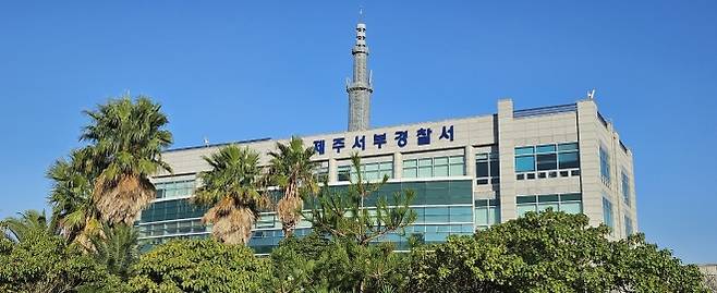 제주서부경찰서는 지난달 24일 오후 7시쯤 제주시 한 공동주택에서 개짖는 소리에 불만을 품고 이웃집에 찾아가 흉기를 휘두른 50대 남성을 구속기소했다. 제주 강동삼 기자