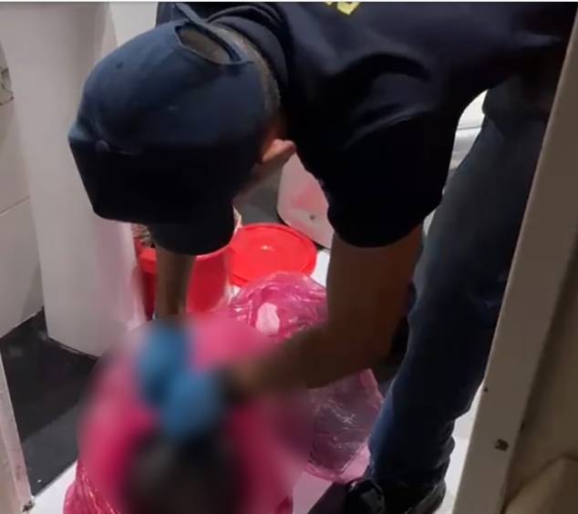 부에노스아이레스주 경찰이 문제의 산부인과병원에서 태아 사체가 담긴 쓰레기봉투를 확인하고 있다. 부에노스아이레스 경찰 제공