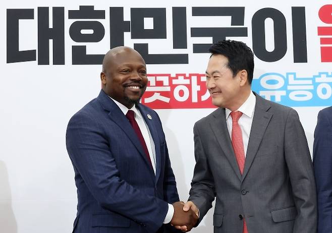 장동혁 국민의힘 대표와 윌슨 화이트 구글 아시아태평양 공공정책 총괄 부사장이 28일 국회에서 열린 ‘아동청소년 SNS중독, 플랫폼의 보호책임 강화를 위한 긴급좌담회’ 참석해 악수하고 있다. 연합뉴스