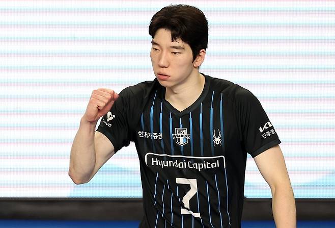 현대캐피탈 허수봉이 6일 충남 천안시 유관순체육관에서 열린 2025~26 V리그 남자부 챔피언결정전 3차전 현대캐피탈과 대한항공의 경기에서 득점 후 주먹을 쥐고 기뻐하고 있다. 2026.4.6 천안 뉴시스