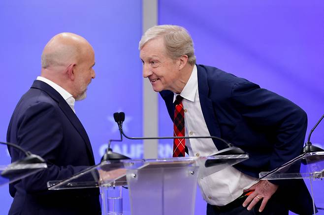 민주당의 톰 스테이어(오른쪽)가 지난 22일(현지 시간) 캘리포니아 샌프란시스코에서 열린 주지사 후보 토론회에서 공화당의 스티브 힐튼을 바라보고 있다. 로이터연합뉴스