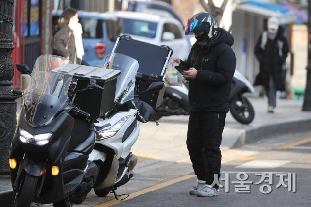 서울 시내 한 음식점에서 라이더가 배달 음식을 수령하고 있다.