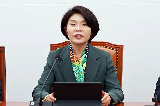 한정애 더불어민주당 정책위의장이 28일 국회에서 열린 원내대책회의에 참석해 발언하고 있다. ⓒ연합뉴스
