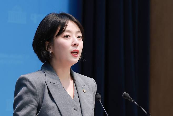 국민의힘 서울시당 공천관리위원장인 배현진 의원이 4월15일 국회 소통관에서 서울 은평구 청년 공천과 관련해 기자회견하고 있다. ⓒ연합뉴스
