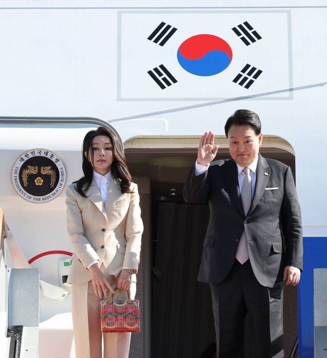 2023년 10월21일 당시 윤석열 대통령과 김건희 여사가 국빈 방문을 위해 출국하며 전용기인 공군1호기에 올라 인사하고 있다. ⓒ연합뉴스