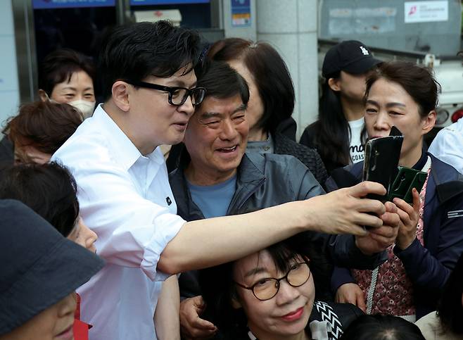 한동훈 전 국민의힘 대표가 4월14일 부산 북구 만덕2동 행정복지센터를 찾아 전입신고를 마친 뒤 주민들과 사진을 찍고 있다. ⓒ연합뉴스