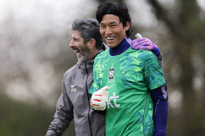 축구국가대표팀 골키퍼 김승규(오른쪽)가 페드루 로마 골키퍼 코치와 함께 지난달 MK돈스 훈련장에서 환하게 웃고 있다. 사진제공｜대한축구협회