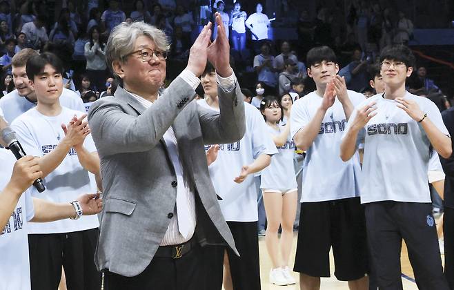 고양 소노 손창환 감독이 27일 창원 LG를 꺾고 프로농구 챔피언결정전 진출을 확정한 뒤 홈 팬 앞에서 박수를 치고 있다. 연합뉴스