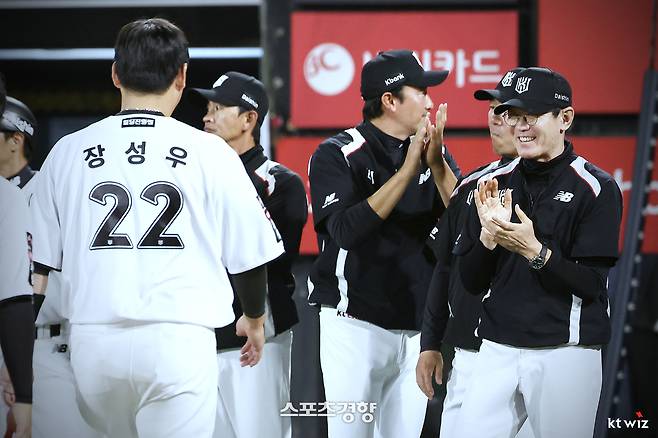 이강철 KT 감독(오른쪽)이 경기에서 승리한 뒤 선수들을 박수로 맞이하고 있다. KT위즈 제공