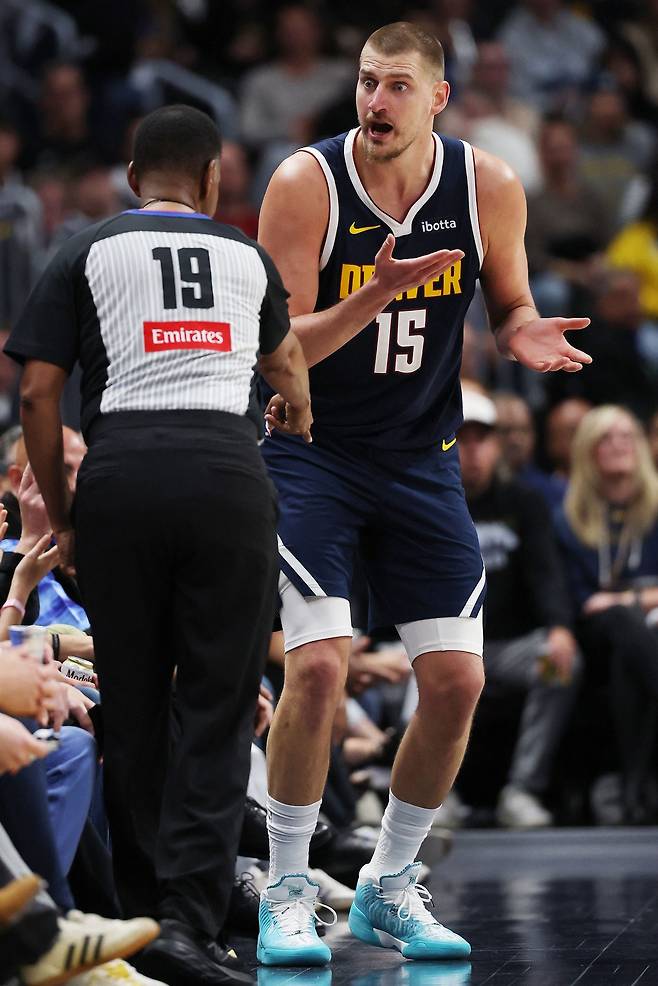 심판에게 항의하는 니콜라 요키치.    덴버 | AFP연합뉴스