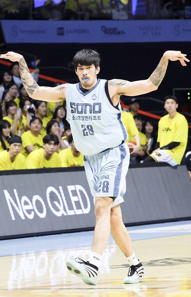 소노 켐바오가 27일 프로농구 4강 플레이오프 3차전 창원 LG전에서 득점 후 세리머니하고 있다. 연합뉴스