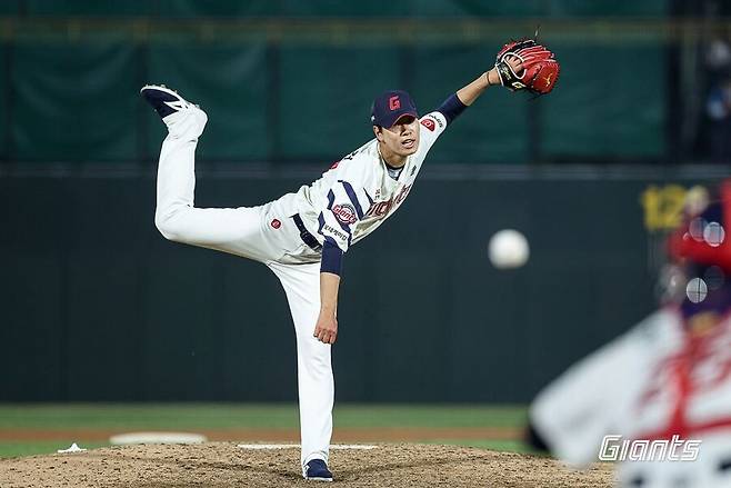 ▲ 신동건은 건장한 체격 조건을 바탕으로 한 회전력 좋은 공을 던진다 ⓒ롯데자이언츠