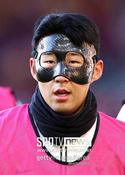 ▲ 월드컵 직전 안와골절 부상으로 안면 마스크를 썼던 손흥민