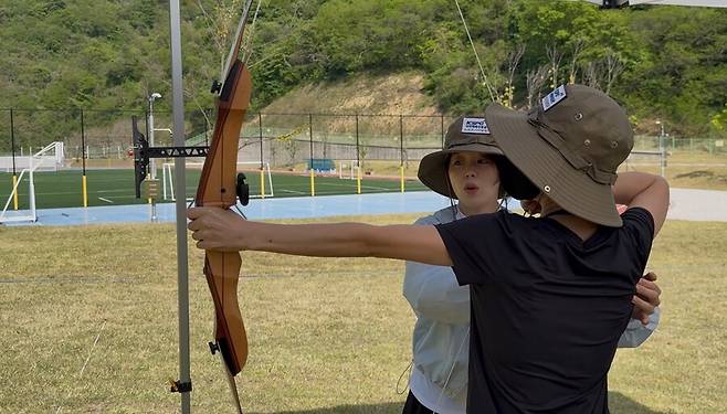 ▲ 국민체육진흥공단이 스포츠를 접하기 어려운 지역을 찾아 체험 행사를 열었다. '짱콩' 장혜진이 양궁을 가르쳤다. ⓒ국민체육진흥공단