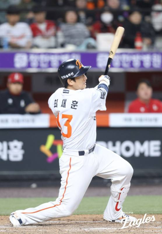 ▲ 28일 대전 SSG전에서 상대에게 승기를 넘겨줄 뻔한 실수를 저지르며 고개를 숙인 최재훈 ⓒ한화이글스