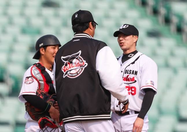 장원진 감독(가운데)와 대화하고 있는 고효준(오른쪽). /사진=울산 웨일즈