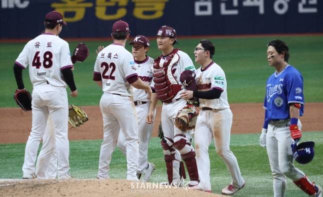 키움 선수들이 26일 삼성전 승리 후 하이파이브를 하고 있다 . /사진=김진경 대기자