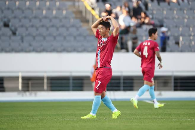 용인FC 김민우(오른쪽 두 번째)가 26일 용인미르스타디움에서 열린 김해FC전에서 골을 넣은 뒤 골 세리머니를 하고 있다. /사진=용인FC 제공