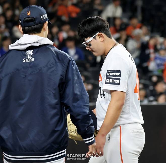 한화 김서현이 지난 14일 대전한화생명볼파크에서 열리는 2026KBO리그 삼성 라이온즈 경기 9회초 역전을 허용한 후 강판되고 있다. /사진=강영조 선임기자