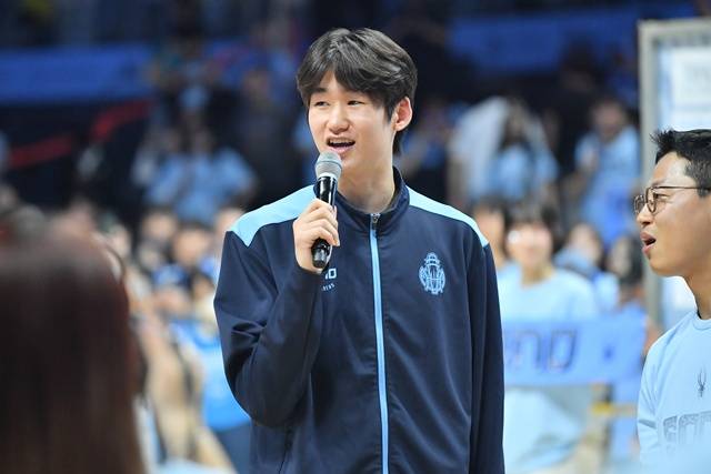 챔피언결정전 직후 고양 소노 이근준이 미소를 짓고 있다. /사진=KBL 제공