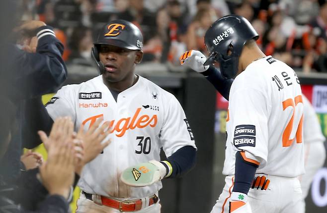 한화 이글스 요나단 페라자(왼쪽)이 28일 대전 한화생명볼파크에서 열린 2026 신한 SOL KBO리그 SSG 랜더스와 홈경기에서 득점 후 채은성의 환영을 받고 있다. /사진=뉴스1