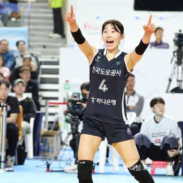 한국도로공사 전새얀이 환호하는 모습.(사진=김경수 기자/ 발리볼코리아닷컴 DB자료)