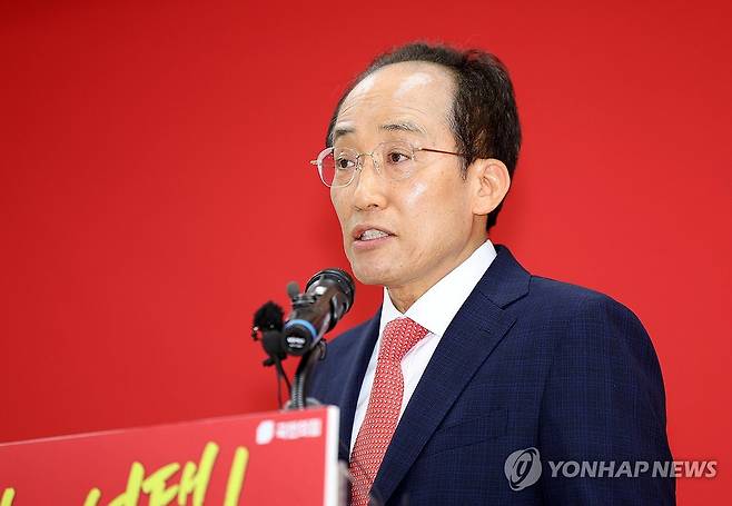 대구시당에서 발언하는 추경호 (대구=연합뉴스) 김현태 기자 = 국민의힘 추경호 대구시장 예비후보가 26일 오후 국민의힘 대구시당에서 당의 대구시장 최종후보로 선정된 것과 관련해 기자들의 질문에 답하고 있다. 2026.4.26 mtkht@yna.co.kr