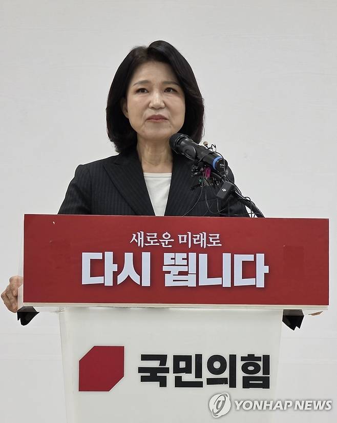대구시장선거 불출마 선언하는 이진숙 전 방통위원장 (대구=연합뉴스) 한무선 기자 = 국민의힘 대구시장 공천에서 컷오프돼 무소속 출마 행보를 보여온 이진숙 전 방송통신위원장이 25일 국민의힘 대구시당 당사에서 기자회견을 갖고 시장 선거 불출마를 선언하고 있다.  2026.4.25. mshan@yna.co.kr