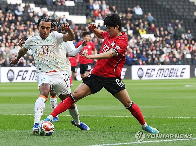 볼다툼 벌이는 설영우 (밀턴킨스[영국]=연합뉴스) 최재구 기자 = 한국축구국가대표팀 설영우가 28일(현지시간) 영국 밀턴킨스 스타디움 MK에서 열린 코트디부아르와 평가전에서 볼다툼을 벌이고 있다. 2026.3.28 jjaeck9@yna.co.kr