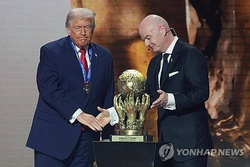 FIFA 평화상 수상한 트럼프 (AP=연합뉴스) 5일(현지시간) 미국 워싱턴DC 케네디 센터에서 열리는 북중미 월드컵 본선 조 추첨식에서 도널드 트럼프 대통령(왼쪽)이 잔니 인판티노 FIFA 회장으로부터 'FIFA 평화상'을 받고 있다. 
2025.12.5