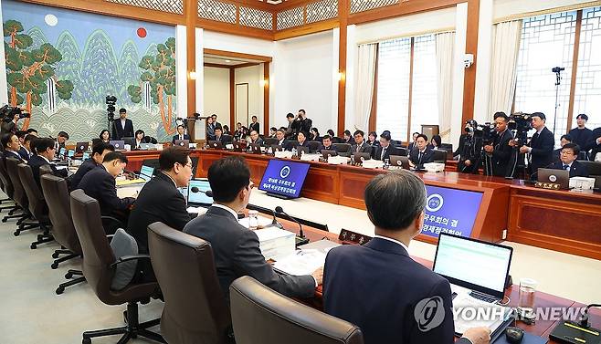 이재명 대통령, 국무회의 겸 비상경제점검회의 주재 (서울=연합뉴스) 김도훈 기자 = 이재명 대통령이 28일 청와대에서 국무회의 겸 비상경제점검회의를 주재하고 있다. 2026.4.28 superdoo82@yna.co.kr