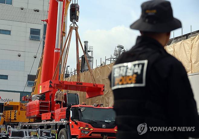 분주한 안전공업 철거 현장 (대전=연합뉴스) 이주형 기자 = 74명의 사상자가 발생한 대전 안전공업 화재 원인을 조사 중인 관계 당국이 28일 오전 안전공업 동관 일대에서 철거 상황을 살피고 있다. 안전공업 측은 이날부터 동관 철거 작업을 진행한다. 2026.4.28 coolee@yna.co.kr