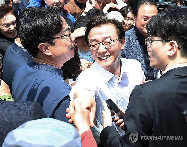 구포시장 찾은 전재수 (부산=연합뉴스) 손형주 기자 = 부산시장에 출마하는 더불어민주당 전재수 의원(북구갑)이 27일 오후 부산 북구 구포시장을 찾아 시민들에게 감사 인사를 하고 있다. 전 의원은 구포시장이 있는 북구갑에서 3선 의원을 지냈다. 2026.4.27 handbrother@yna.co.kr