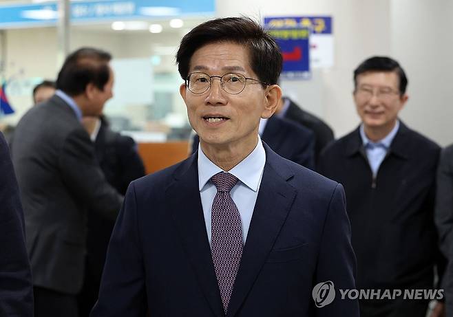 김문수 전 장관, 선거법 위반 선고 공판 출석 (서울=연합뉴스) 김인철 기자 = 김문수 전 고용노동부 장관이 24일 서울 서초구 서울중앙지방법원에서 열린 제21대 대통령선거 선거법 위반 1심 선고 공판에 출석하고 있다.
    이날 김 전 장관은 공직선거법 위반 혐의로 벌금 50만원을 선고받았다. 2026.4.24 [공동취재] yatoya@yna.co.kr