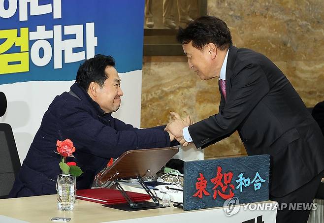 단식 중인 장동혁 대표 찾은 김영환 충북도지사 (서울=연합뉴스) 배재만 기자 = 더불어민주당에 통일교·공천헌금 '쌍특검' 수용을 요구하며 닷새째 단식 농성 중인 국민의힘 장동혁 대표가 19일 국회 로텐더홀 단식 농성장을 찾은 김영환 충북도지사와 인사를 나누고 있다. 2026.1.19 scoop@yna.co.kr