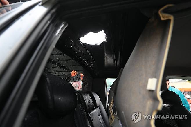 구멍난 차량 (춘천=연합뉴스) 강태현 기자 = 28일 오후 강원 춘천소방서 주차장에서 도내에서 처음으로 도입된 '무인파괴방수차' 시연회가 열리고 있다.
    춘천소방은 콘크리트 블록 파괴, 차량 관통 방수와 화재 진압, 방수포를 활용한 건물 화재 진압 등 재난 상황을 가정한 다양한 방식으로 시연에 나섰다. 사진은 무인파괴방수차에 달린 파괴 피어싱에 의해 구멍이 뚫린 차량 내부 모습. 2026.4.28 taetae@yna.co.kr