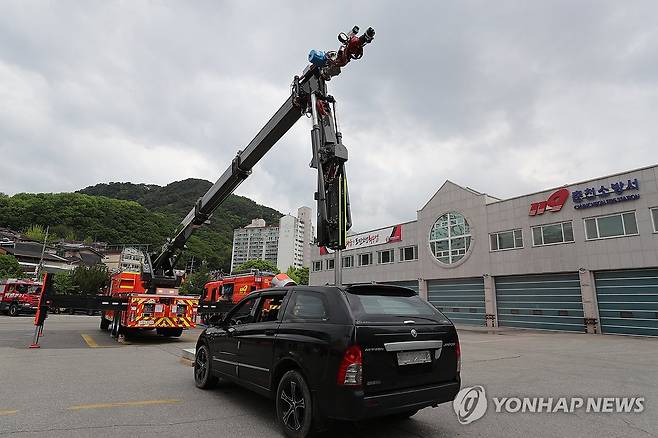파괴 피어싱에 관통되는 차량 (춘천=연합뉴스) 강태현 기자 = 28일 오후 강원 춘천소방서 주차장에서 도내에서 처음으로 도입된 '무인파괴방수차' 시연회가 열리고 있다.
    춘천소방은 콘크리트 블록 파괴, 차량 관통 방수와 화재 진압, 방수포를 활용한 건물 화재 진압 등 재난 상황을 가정한 다양한 방식으로 시연에 나섰다. 사진은 파괴 피어싱이 차량 상부를 관통하는 모습. 2026.4.28 taetae@yna.co.kr