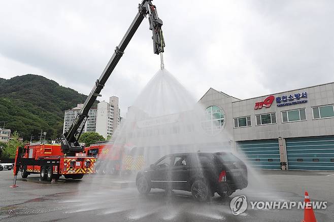 춘천소방, 무인파괴방수차 시연회 (춘천=연합뉴스) 강태현 기자 = 28일 오후 강원 춘천소방서 주차장에서 도내에서 처음으로 도입된 '무인파괴방수차' 시연회가 열리고 있다.
    춘천소방은 콘크리트 블록 파괴, 차량 관통 방수와 화재 진압, 방수포를 활용한 건물 화재 진압 등 재난 상황을 가정한 다양한 방식으로 시연에 나섰다. 사진은 파괴 피어싱에 달린 분출구에서 고압의 물이 뿜어져 나오는 모습. 2026.4.28 taetae@yna.co.kr