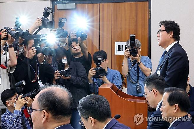 '조작기소 국정특위' 종합 청문회 출석한 김성태 (서울=연합뉴스) 이동해 기자 = 김성태 전 쌍방울 회장이 28일 국회 윤석열 정권 정치검찰 조작기소 의혹 사건 진상규명 국정조사특별위원회 제11차 전체회의에서 열린 종합 청문회에서 의원 질의에 답하고 있다. 2026.4.28 eastsea@yna.co.kr