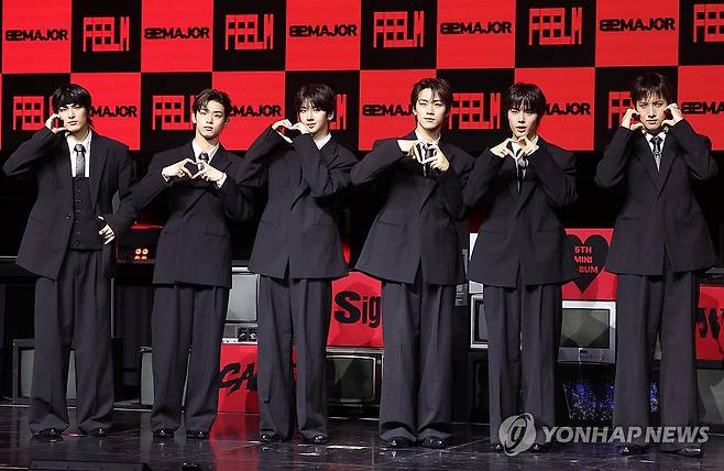 그룹 82메이저 컴백 (서울=연합뉴스) 강민지 기자 = 그룹 82메이저가 28일 서울 서대문구 예스24 원더로크홀에서 열린 미니 5집 '필름'(FEELM) 발매 기념 쇼케이스에서 포즈를 취하고 있다. 2026.4.28 mjkang@yna.co.kr
