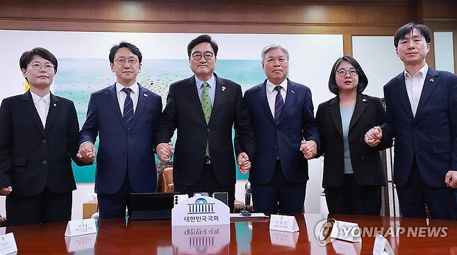 초당적 개헌추진을 위한 제정당 제3차 연석회의 (서울=연합뉴스) 신현우 기자 = 우원식 국회의장이 28일 국회 의장실에서 열린 초당적 개헌추진을 위한 제정당 제3차 연석회의에 참석해 기념 촬영하고 있다.
    왼쪽부터 진보당 전종덕 원내부대표, 더불어민주당 천준호 원내대표 직무대행, 우 의장, 조국혁신당 서왕진 원내대표, 기본소득당 용혜인 대표 겸 원내대표, 사회민주당 한창민 대표 겸 원내대표. 2026.4.28 nowwego@yna.co.kr