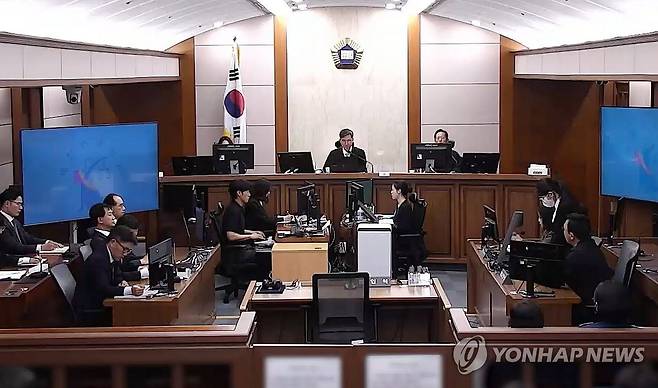 김건희, 2심서 '징역 4년' 선고 (서울=연합뉴스) 도이치모터스 주가조작과 통일교 금품수수 등 혐의로 재판에 넘겨진 김건희 여사가 28일 서울 서초구 서울고등법원에서 열린 항소심 선고공판에 출석해 선고를 듣고 있다. 김 여사는 이날 1심보다 무거운 징역 4년을 선고받았다. 2026.4.28 [서울고법 제공. 재판매 및 DB금지] photo@yna.co.kr