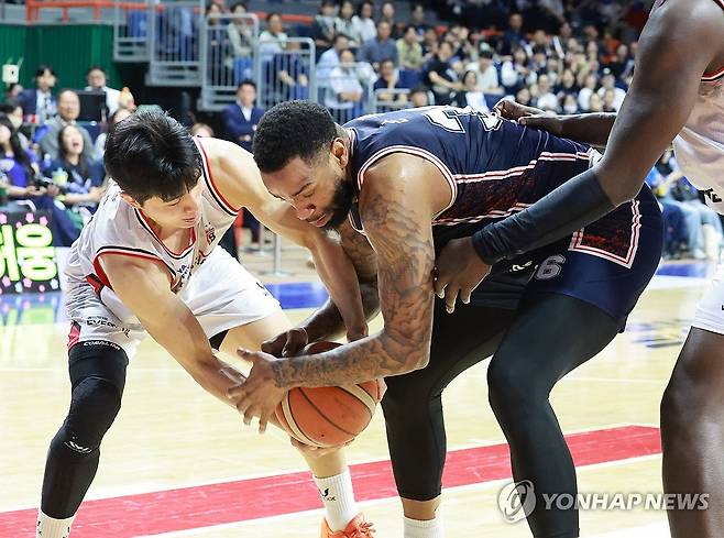 치열한 볼 싸움 (부산=연합뉴스) 강선배 기자 = 28일 부산 사직체육관에서 열린 2025-2026 프로농구 부산 KCC와 안양 정관장 4강 PO 3차전 경기. 정관장의 박지훈과 KCC 숀롱이 치열한 볼 싸움을 벌이고 있다. 2026.4.28 sbkang@yna.co.kr