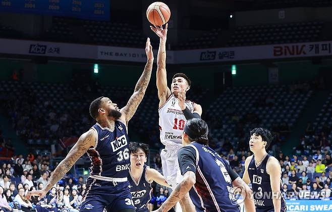 슛하는 아반도 (부산=연합뉴스) 강선배 기자 = 28일 부산 사직체육관에서 열린 2025-2026 프로농구 부산 KCC와 안양 정관장 4강 PO 3차전 경기. 정관장 렌즈 아반도가 슛하고 있다. 2026.4.28 sbkang@yna.co.kr