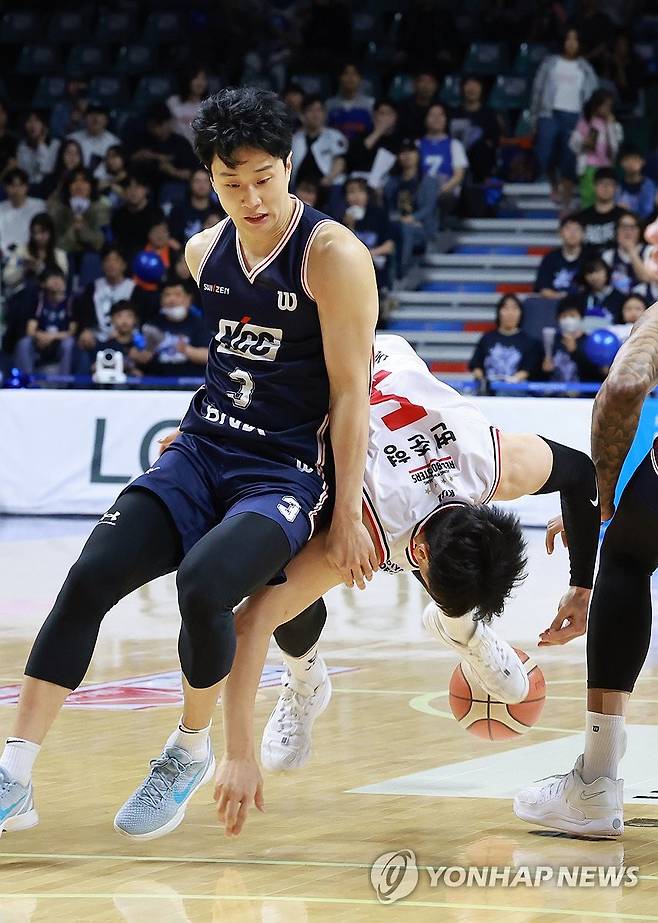 막아야 해 (부산=연합뉴스) 강선배 기자 = 28일 부산 사직체육관에서 열린 2025-2026 프로농구 부산 KCC와 안양 정관장 4강 PO 3차전 경기. 정관장 변준형이 KCC 허웅의 반칙으로 넘어지고 있다. 2026.4.28 sbkang@yna.co.kr