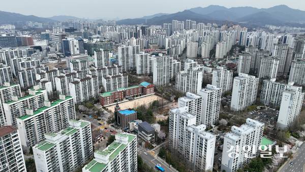 1기 신도시 선도지구 중에서도 가장 빠른 사업 진행을 보이고 있는 안양 평촌신도시 꿈마을 귀인블록(특별정비구역 A-17)과 민백블록(A-18)이 사업시행자 지정을 완료하고 정비사업을 본격화 했다. 사진은 평촌신도시 꿈마을 일대 전경. /경인일보DB