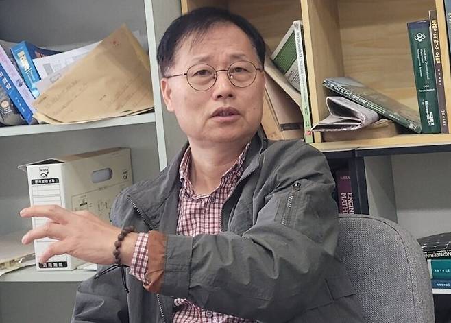 ▲ 김창균 교수(인하대 환경공학과)가 지난 6년간 벌여온 한강하구 환경기초조사 내용과 결과에 대해 설명하고 있다.